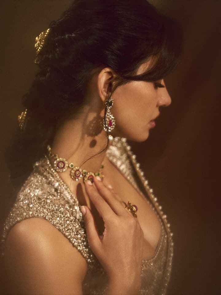 इसी बीच एक्ट्रेस की कुछ लेटेस्ट तस्वीरें सामने आई हैं, जिसमें दिशा पटानी का स्टनिंग लुक सबका ध्यान खींच रहा है।