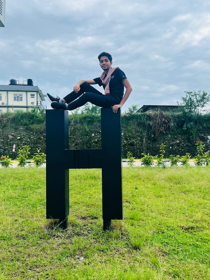 शौर्य प्रदीप पाटील असे पीडित विद्यार्थ्यांचे नाव असून तो नवी दिल्लीतील राजीवनगर भागात राहत होता.