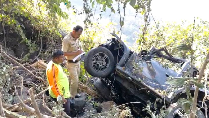 दरम्यान, मृतदेह बाहेर काढण्यासाठी ज्या रोपचा वापर करावा लागतोय ती रोप मुख्य रस्त्यावर बांधण्यात आल्यामुळे ताम्हणी घाटात वाहनांच्या रांगाच रांगा दिसत आहेत.