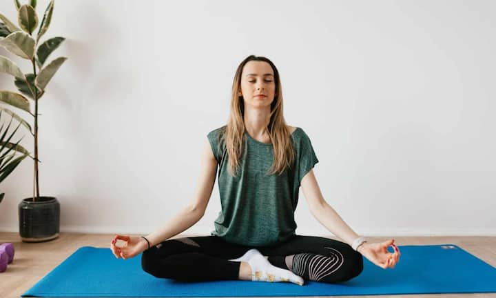 एक्सपर्ट्स के अनुसार दिमाग और शरीर लगातार एक दूसरे से संवाद करते रहते हैं और मेडिसिन या योग इस कनेक्शन को मजबूत करते हैं. यह न सिर्फ तनाव कम करते हैं बल्कि नर्वस सिस्टम को भी शांत करते और ब्रेन को रिलैक्स करते हैं ‌. ऐसे में आप दिमाग को कमजोरी से बचने के लिए रोजाना मेडिटेशन और योग कर सकते हैं.