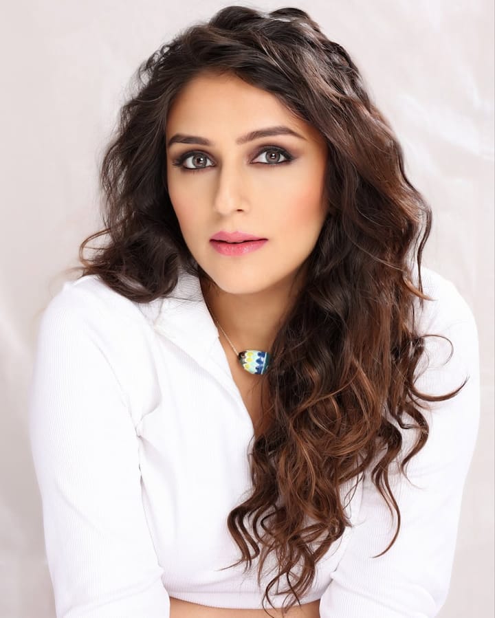 He showed his strong performances in many films including 'Awara Pagal Deewana', 'Shootout at Lokhandwala', 'Hey Baby', 'Partner'. Seeing his acting skills in all the films, the audience praised him a lot. But now Aarti Chhabria has retired from the film industry. Even though she is away from the film screen, she remains very active on social media.