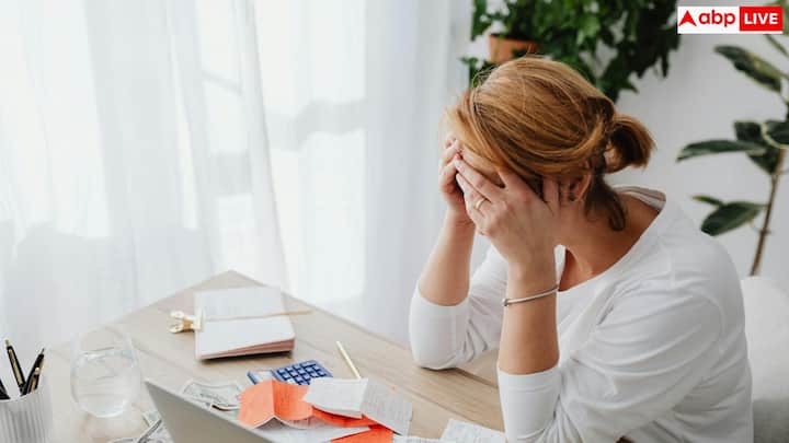 NIH के स्टडी में पाया गया है कि हमारा लाइफस्टाइल, जैसे नींद, कैफीन, मूड, एक्सरसाइज और इमोशनल स्थिति कॉर्टिसोल पर सीधा असर डालता है. इसलिए छोटी आदतों में सुधार करना ही कॉर्टिसोल को स्वाभाविक रूप से कम करने का सबसे सरल रास्ता है.