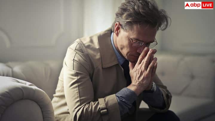 এর প্রথম লক্ষণ হল , শরীরে ফোলাভাব। একে এডিমা বলা হয়। এই ফোলাভাব পা, পায়ের পাতা, হাত বা পেটে দেখা যেতে পারে। এর কারণ হল শরীরে থাকা অ্যালবুমিন নামক প্রোটিন তরলকে ভারসাম্য বজায় রাখতে সাহায্য করে। এটির অভাব হলে, তরল বাইরে বেরিয়ে আসে এবং আশেপাশের টিস্যুতে জমা হতে শুরু করে। এই লক্ষণটি লিভারের মতো রোগগুলির সাথেও সম্পর্কিত হতে পারে, তাই পরীক্ষা করা জরুরি।