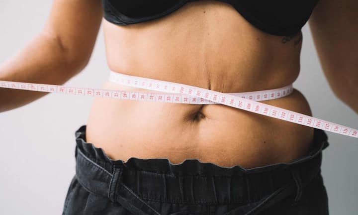 हार्ट फेल का सबसे छिपा हुआ संकेत अचानक वजन बढ़ाना है. यह शरीर में पानी जमा होने के कारण होता है. जब दिल ठीक से पंप नहीं कर पाता तो पैर, पेट और शरीर के अन्य हिस्सों में सूजन आने लगती है.और कुछ दिनों में वजन तेजी से बढ़ जाता है. हालांकि समय रहते पहचान पर इलाज जल्दी शुरू हो सकता है.