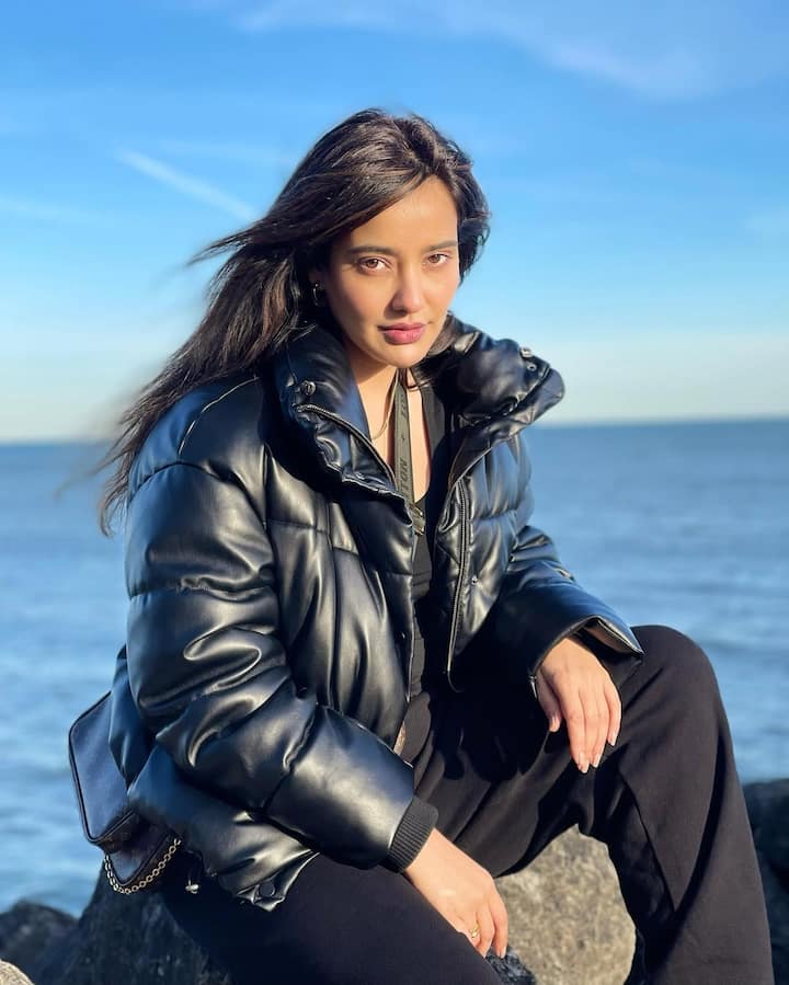 Neha Sharma has left a deep impression in the minds of the audience by working in films like 'Kya Super Kool Hain Hum', 'Jayantabhai Ki Love Story', 'Yamla Pagla Deewana 2', 'Youngistaan', 'Tum Bin 2', 'Mubarakan', 'Tanhaji' and 'Jogira Sara Ra Ra'. In such a long career, only a few of his films are included in the hit list. The actress belongs to Bihar but she achieved a good position in the industry on her own without any godfather.
