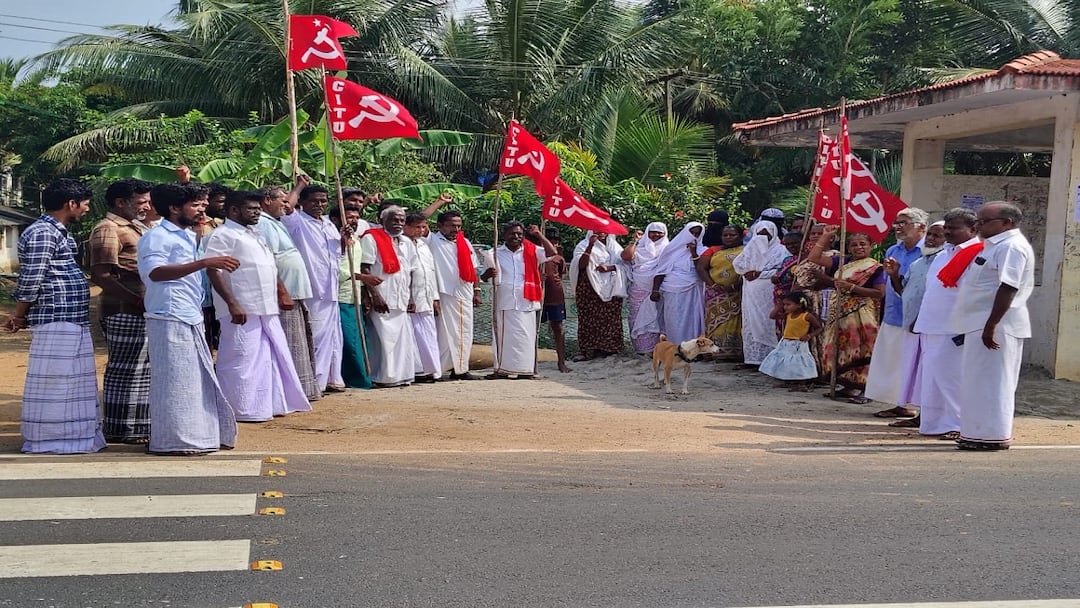 சாலைகளை சீரமைக்க வலியுறுத்தி சேதுபாவாசத்திரத்தில் மறியல் போராட்டம்