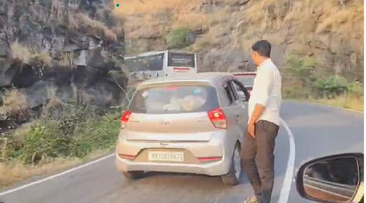 कोसळलेल्या थार कारचा वेगात लोखंडी बेरिगेट्स आणि येथील लोखंडी पोळ तुकडे होऊन पडलेत त्यामुळे या कारचा वेग प्रचंड वेगात असावा असा अंदाज व्यक्त होतोय.