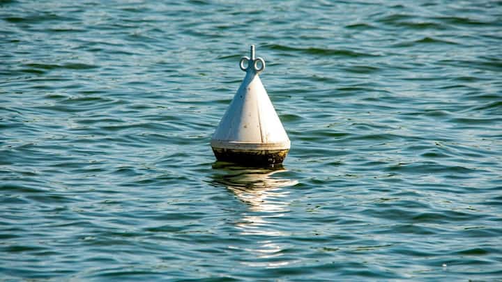 ब्रह्मपुत्र का जन्म तिब्बत के मानसरोवर के पास होता है, जहां इसे यारलुंग त्सांगपो कहा जाता है. जैसे ही यह अरुणाचल प्रदेश में प्रवेश करती है, इसका नाम ब्रह्मपुत्र हो जाता है. यह नदी अपनी विशाल जलराशि और उग्रता के लिए दुनिया भर में जानी जाती है.