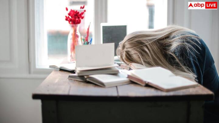 हंसी कॉर्टिसोल कम करने का सबसे आसान तरीका है. दोस्तों के साथ समय बिताना, हल्की-फुल्की बातचीत या कुछ मजेदार देखना दिमाग में ऐसे केमिकल्स पैदा करता है जो तनाव को काफी घटा देते हैं और मूड को तुरंत हल्का कर देते हैं.