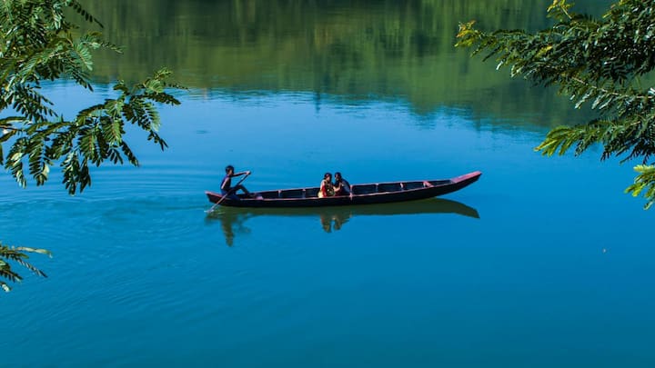 बाढ़ के समय यह नदी असम के बड़े हिस्से में कई किलोमीटर तक फैल जाती है और कई जगह तो ऐसा लगता है मानो नदी नहीं, कोई समंदर बह रहा हो. यही वजह है कि ब्रह्मपुत्र को ‘भारत की जल-शक्ति’ भी कहा जाता है.