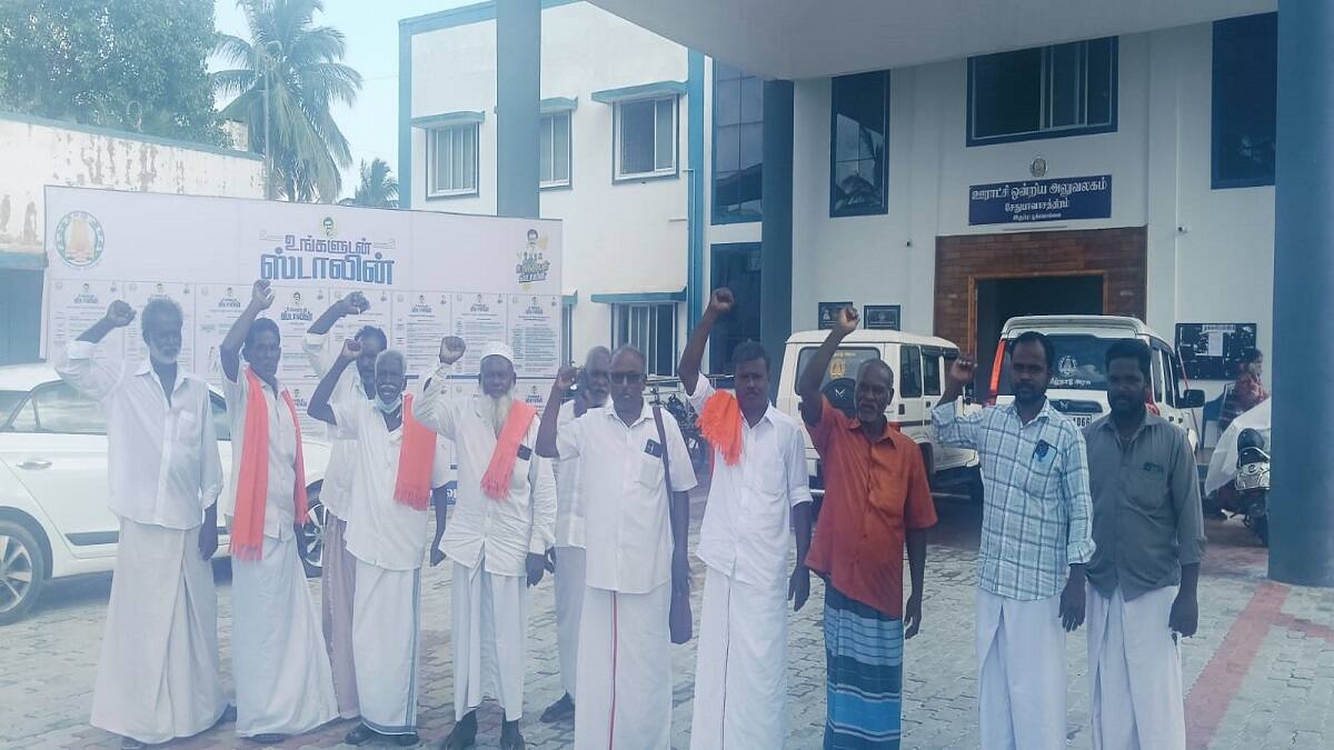 சாலைகளை சீரமைக்க வலியுறுத்தி சேதுபாவாசத்திரத்தில் மறியல் போராட்டம்