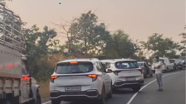 ताम्हणी घाटातील अपघातात मृत तरुणांचे मृतदेह बाहेर काढण्यासाठी रेस्क्यू टीमकडून मोठमोठ्या रोपचा वापर करावा लागत आहे .