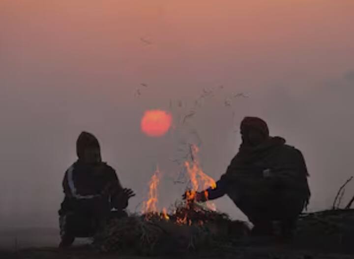 भारतीय हवामान खात्याने दिलेल्या अंदाजानुसार सध्या दक्षिणेकडील राज्यांमध्ये मुसळधार पाऊस सुरू आहे. तर उत्तरेकडे थंडीच्या लाटेचे इशारे आहेत.