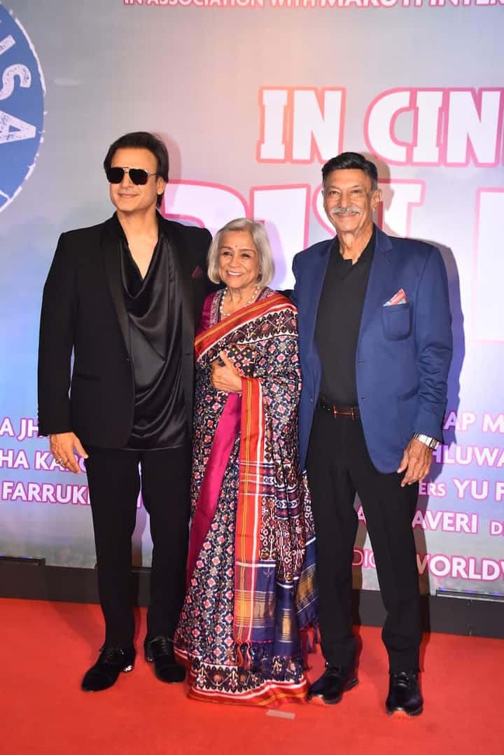 एक्टर विवेक ओबेरॉय अपनी फिल्म ‘मस्ती 4’ की स्क्रीनिंग में पिता सुरेश ओबेरॉय और मां के साथ पहुंचे थे.