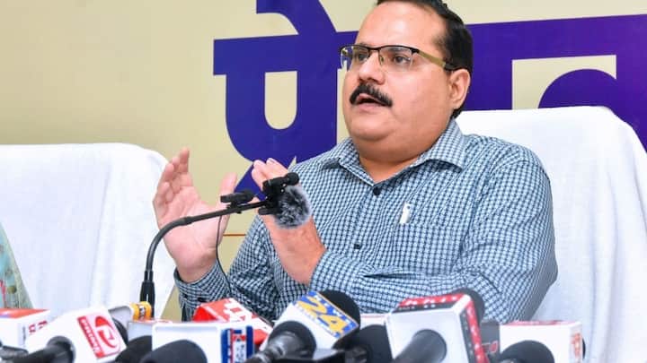 उत्तर प्रदेश के मुख्य निर्वाचन अधिकारी नवदीप रिणवा ने बताया कि डिजिटल सिस्टम की वजह से कोई भी व्यक्ति डबल एंट्री नहीं पाएगा. डेटाबेस से तुरंत पता चल जाएगा कि किसने दो जगह से फॉर्म भरा है. इसलिए बेहतर यही है कि जहां रहना है और जहां वोट डालना है उसी स्थान का SIR फॉर्म भरा जाए.