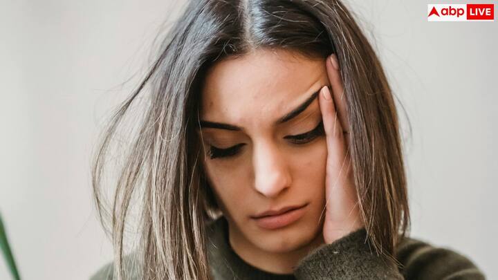 माइंडफुलनेस जैसे ध्यान, गहरी सांसें या कुछ मिनट योग नर्वस सिस्टम को शांत करते हैं. साइंटफिक रिसर्च बताते हैं कि रोजाना सिर्फ 10 से 15 मिनट का माइंडफुलनेस अभ्यास कॉर्टिसोल कम कर सकता है और भावनात्मक स्थिरता बढ़ा सकता है.