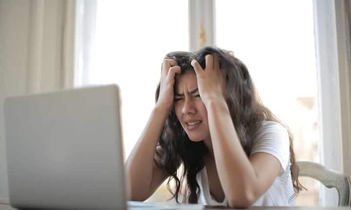 एक्सपर्ट्स यह भी बताते हैं कि लगातार भागदौड़ वाली जिंदगी, बिना आराम के काम और ओवरएक्सर्शन को हसल कल्चर मान लेना दिमाग को भारी नुकसान पहुंचाता है. उनके अनुसार असली समझदारी स्मार्ट वर्क और खुद को रिचार्ज करने का समय देना है, ताकि ब्रेन बेहतर तरीके से काम कर सके.