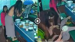 Video: सीट पर चढ़ खाने की फोटो क्लिक कर रही थी महिला, फिर हुआ कुछ ऐसा... यूजर्स बोले- इसी लायक है