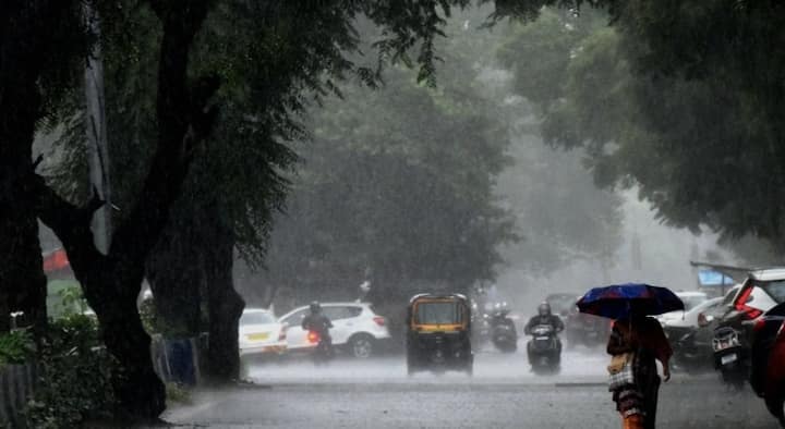 महाराष्ट्रात पुढील चार दिवसांमध्ये किमान तापमान वाढणार असून काही ठिकाणी पावसाचा अंदाज असल्याचाही सांगण्यात येत आहे.