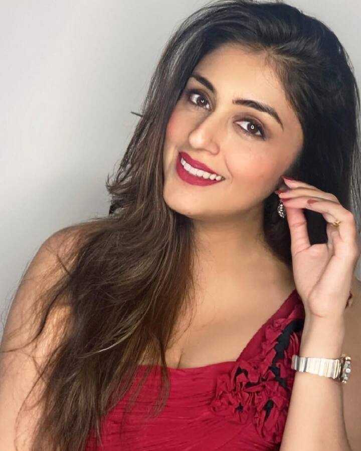 She always keeps giving important updates of her life to her fans through her new posts. Apart from this, Aarti Chhabria steals the hearts of fans with her different outfits and charming expressions. Her amazing fan following is seen on Instagram who are eager to get a glimpse of Aarti.