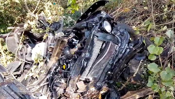 ताम्हिणी घाटातील अपघातग्रस्तस्थळी फॉरेन्सिक टीमदेखील दाखल झालीय. अपघाताचे मूळ कारण आणि अपघात स्थळावरून हवेत गेलेली थार 500 फूट खोल दरीत किती वेगात कोसळली असावी याचा तपास घेण्यासाठी फॉरेन्सिक टीमचे अधिकारी घटनास्थळावर दाखल झालेत.