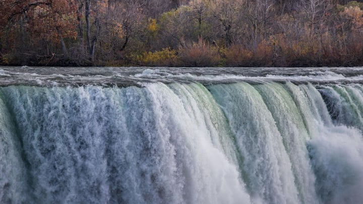 गंगा भारत की सबसे पवित्र और सबसे अधिक आबादी को सहारा देने वाली नदी है, लेकिन जलप्रवाह के मामले में यह ब्रह्मपुत्र के सामने बहुत पीछे है. गंगा का वार्षिक जलप्रवाह लगभग 400 क्यूबिक किलोमीटर माना जाता है, जो ब्रह्मपुत्र से काफी कम है.