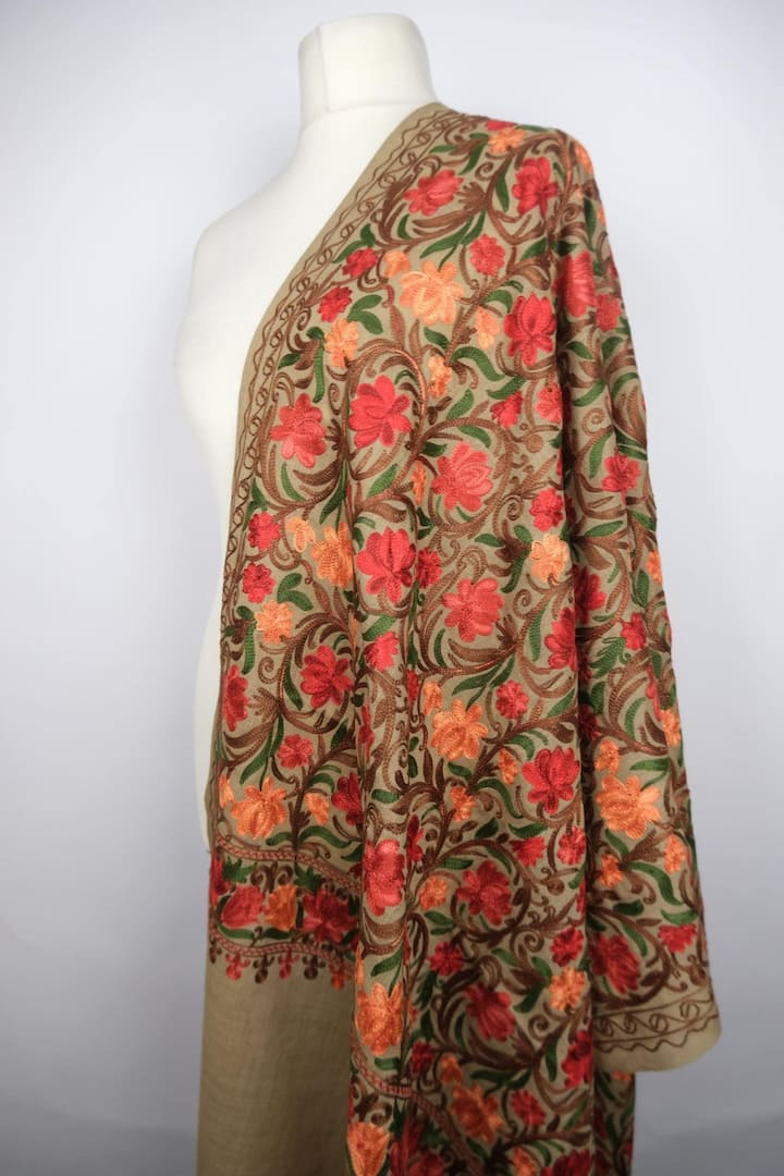 हे याक शाल जाड असल्यामुळे त्यांना घातल्यावर जॅकेटसारखी उब मिळते आणि त्यामुळे ते शून्याखालील तापमानातही शरीराला खूप आराम देतात.