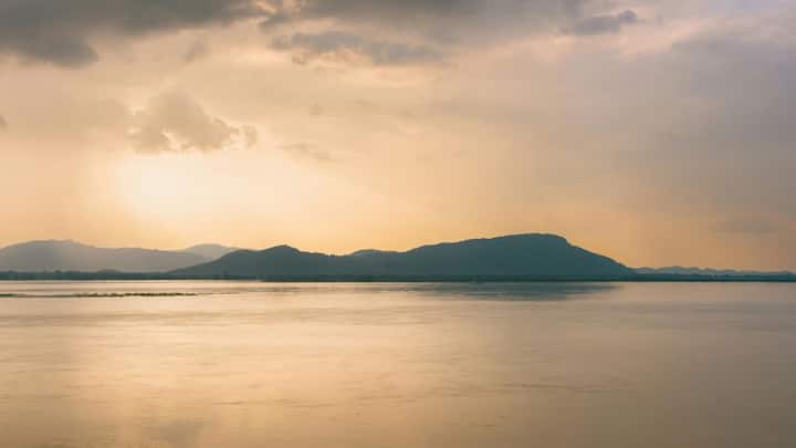 हिमालय की ऊंची चोटियों से पिघलती भारी बर्फ, पूर्वोत्तर भारत में होने वाली अत्यधिक वर्षा और विशाल जलग्रहण क्षेत्र, ये तीनों कारक ब्रह्मपुत्र को पानी का सबसे बड़ा स्रोत बनाते हैं.