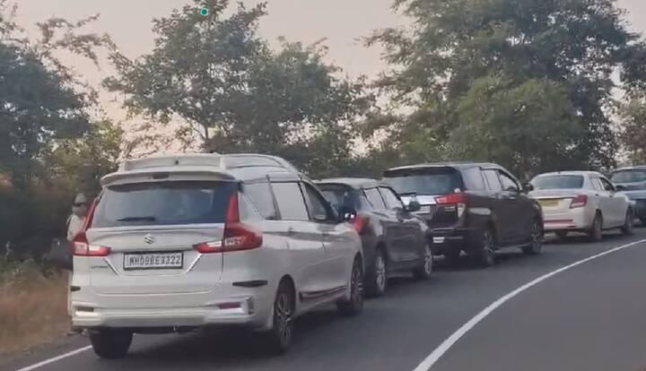 या रोप मुख्य रस्त्यावर बांधण्यात आल्यामुळे ताम्हणी घाटात मोठी वाहतूक कोंडी झाली आहे.