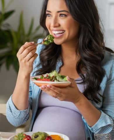 मॉर्निंग सिकनेस कमी करण्यासाठी आणि दिवसभर ऊर्जा टिकवण्यासाठी पुरेसे पाणी पिणे आणि वेळेवर अन्न सेवन करणे फायदेशीर ठरते.