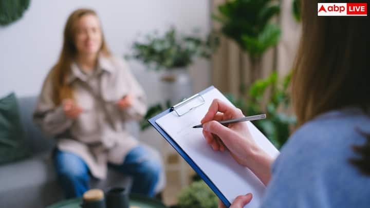 सबसे पहले बात कैफीन की. ज्यादा कॉफी या एनर्जी ड्रिंक शरीर को तनाव की स्थिति में धकेलते हैं और कॉर्टिसोल बढ़ाते हैं. इसलिए इसे सीमित करना, खासकर सुबह के बाद, शरीर के हार्मोनल संतुलन को बेहतर बनाए रखता है.