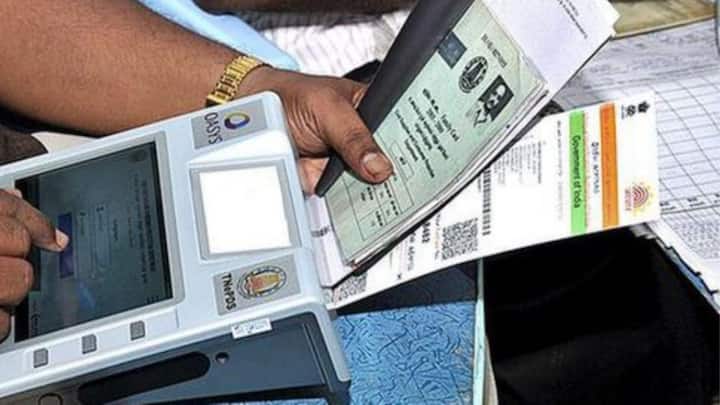 আপনার সামনে একটি তালিকা খুলবে। যদি আপনার নাম থাকে, তাহলে আপনার কার্ড সক্রিয় আছে। যদি না থাকে, তাহলে নাম সরানো হয়েছে। এছাড়াও, এটা মনে রাখা জরুরি যে ই-কেওয়াইসি করানো এখন আবশ্যক। যে কার্ডগুলির ই-কেওয়াইসি আপডেট করা হয়নি, সেগুলি সবার আগে নিষ্ক্রিয় করা হবে বলে খবর।