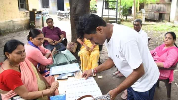 SIR का दूसरा चरण नौ राज्यों और तीन केंद्र शासित प्रदेशों में एक्टिव है. इसमें यूपी, एमपी, बंगाल, छत्तीसगढ़, गोवा, गुजरात, केरल, राजस्थान और तमिलनाडु शामिल हैं. साथ ही अंडमान-निकोबार, लक्षद्वीप और पुडुचेरी भी इसमें आते हैं. कुल 321 जिलों और 1843 विधानसभा क्षेत्रों में यह प्रक्रिया चल रही है.