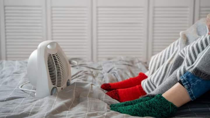 ब्रांड और वारंटी पर कभी समझौता न करें. इलेक्ट्रिक हीटर एक बार खरीदकर सालों चलाने की उम्मीद होती है इसलिए किसी भरोसेमंद ब्रांड का ही मॉडल चुनें. देखें कि कम से कम एक साल की वारंटी हो और आपके शहर में सर्विस सेंटर मौजूद हो. आफ्टर-सेल्स सपोर्ट अच्छा होगा तो किसी खराबी की स्थिति में परेशानी नहीं होगी.