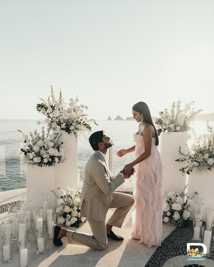 अमेरिकी अरबपति रामाराजू मंटेना की बेटी नेत्रा मंटेना और वामसी गदिराजू उदयपुर में पिछोली झील के बीच बने जग मंदिर आइसजेंड पैलेस में रॉयल वेडिंग करने के लिए पूरी तरह से तैयार हैं.ऐसे में चलिए उन सेलिब्रिटी कपल्स पर नजर डालते हैं जिन्होंने नेत्रा से पहले उदयपुर में शादी की थी.