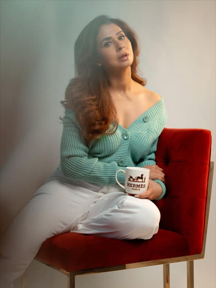 इस लुक में उन्होंने काफी ग्लैमरस पोज भी दिए जिसमें एक्ट्रेस बेहद खूबसूरत दिखाई दे रही हैं.