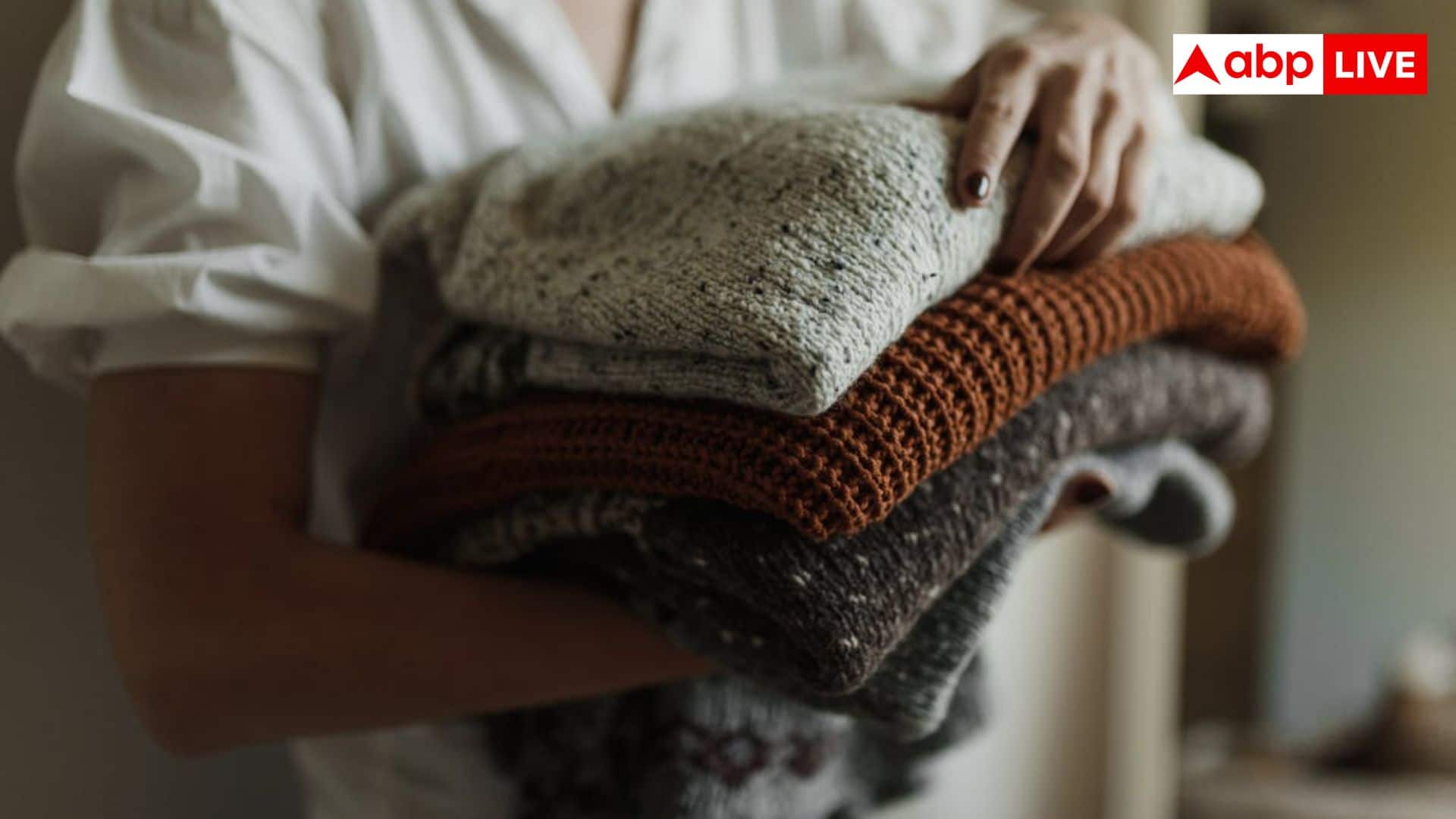 सर्दी के कपड़ों से नहीं जा रही सीलन की बदबू, ये हैक्स आएंगे आपके काम