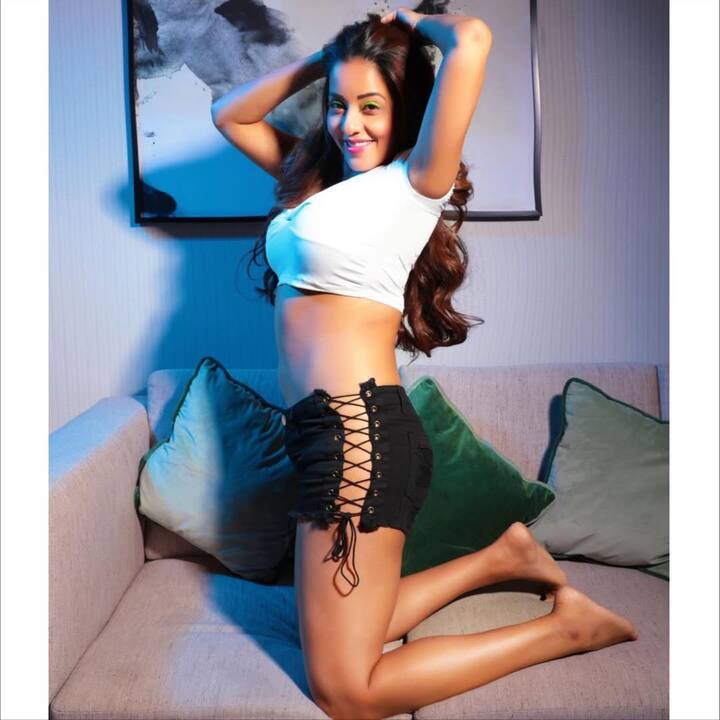 આ તસવીરોમાં મોનાલિસા ખૂબ જ બોલ્ડ લાગી રહી છે. મોનાલિસાની આ તસવીરો તેના ફેન્સ દ્વારા મોટા પ્રમાણમાં શેર કરવામાં આવી રહી છે.