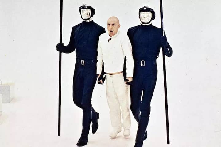 1971 में रिलीज हुई इसकी कहानी फ्यूचर में सेट की गई है जहां ह्यूमन इमोशन और इंसानियत को बिल्कुल इलीगल माना जाता है. यहां रहने वाले हर नागरिक के इमोशंस पर नजर रखा जाता है और उन्हें कंट्रोल करने के लिए ड्रग्स भी दिया जाता है. फिल्म की कहानी बिल्कुल सिंपल है लेकिन इसका विजुअल इमेजिनेशन आपके दिल में जगह बना जाएगा.