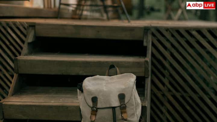 होटल बुकिंग करते समय कुछ बातें ध्यान में रखें, कैंसिलेशन पॉलिसी, चेक-इन और चेक-आउट टाइम, खाना शामिल है या नहीं और लोकेशन कितना सुविधाजनक है. ये छोटी बातें आपकी यात्रा को आरामदायक बनाती हैं.