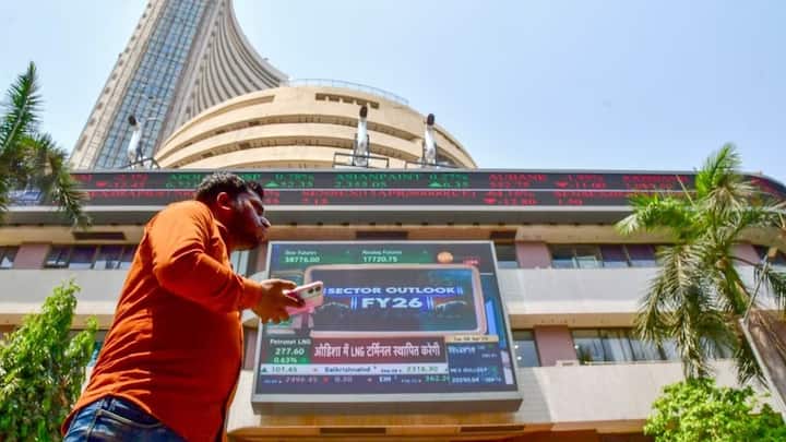 शेयर मार्केट में अकाउंट खोलने के लिए आपको किसी भरोसेमंद ब्रोकरेज प्लेटफॉर्म को चुनना होता है. ऑनलाइन ऐप और वेबसाइट के जरिए यह प्रोसेस कुछ ही मिनटों में पूरी हो जाती है. सही प्लेटफॉर्म चुनते समय उसकी फीस, सर्विस क्वालिटी और ऐप का इस्तेमाल कितना आसान है यह जरूर देख लें.