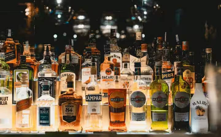 ਅਸਲੀਅਤ ਇਹ ਹੈ ਕਿ ਹਰ ਕਿਸਮ ਦੀ ਸ਼ਰਾਬ - ਬੀਅਰ, ਵਾਈਨ, ਵਿਸਕੀ, ਰਮ, ਬ੍ਰਾਂਡੀ, ਜਾਂ ਟਕੀਲਾ - ਦੀ ਆਪਣੀ ਸ਼ੈਲਫ ਲਾਈਫ ਤੇ ਵਿਲੱਖਣ ਪ੍ਰਤੀਕ੍ਰਿਆ ਪ੍ਰਕਿਰਿਆ ਹੁੰਦੀ ਹੈ। ਖਾਸ ਕਰਕੇ ਬੋਤਲ ਖੋਲ੍ਹਣ ਤੋਂ ਬਾਅਦ, ਤਬਦੀਲੀਆਂ ਹੌਲੀ-ਹੌਲੀ ਇਸਨੂੰ ਬੇਸੁਆਦ ਅਤੇ ਬੇਅਸਰ ਬਣਾ ਸਕਦੀਆਂ ਹਨ।