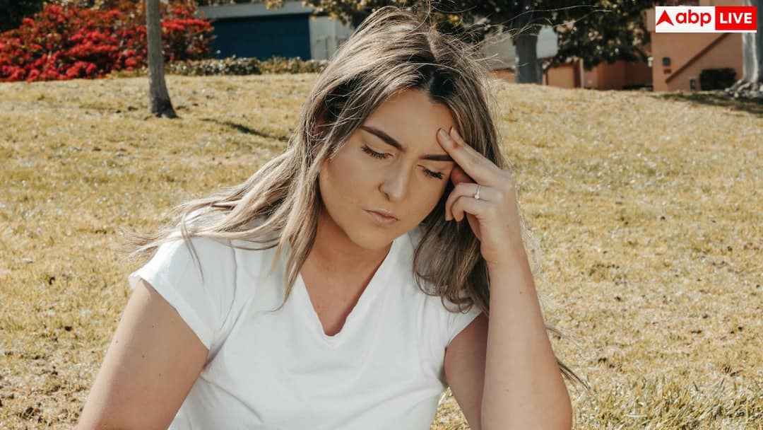 Struggling With Migraines Avoid These Two Fruits That Can Make Your Symptoms Worse Migraine Trigger: माइग्रेन करता है परेशान तो भूलकर भी मत खाना ये दो फल, बुरी तरह बिगड़ जाएगी तबीयत
