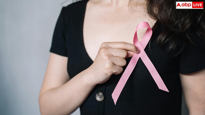 इन संकेतों को पहचानना बेहद जरूरी है क्योंकि इलाज की सफलता इस बात पर निर्भर करती है कि बीमारी किस स्टेज में पकड़ी गई. सिर्फ गांठ ढूंढना काफी नहीं है. दर्द, सूजन, त्वचा में परिवर्तन या निप्पल बदलाव भी उतने ही महत्वपूर्ण हैं.