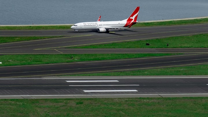 इसके अलावा, चूंकि हर रनवे को दोनों दिशाओं से इस्तेमाल किया जा सकता है, इसलिए हर रनवे पर दो नंबर लिखे जाते हैं.