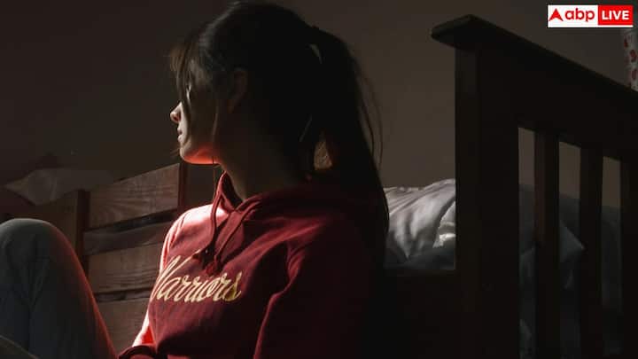 छोटी पथरी कई बार पानी ज्यादा पीने से अपने आप निकल सकती है, लेकिन बड़ी पथरी के लिए इलाज जरूरी होता है. डॉक्टर आवश्यकता के अनुसार शॉक वेव, लेजर या एंडोस्कोपिक प्रक्रिया से पथरी को तोड़कर निकालते हैं. जितनी जल्दी निदान होता है, उतनी जल्दी आराम मिलता है.