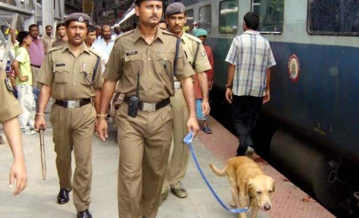 આ કારણોસર, ભારતીય રેલ્વેએ ટ્રેન એલાર્મ ચેઇનના ઉપયોગ અંગે ઘણા મહત્વપૂર્ણ નિયમો બનાવ્યા છે. જો કોઈ મુસાફર કોઈ કારણ વગર એલાર્મ ચેઇન ખેંચે છે, તો તેમને કાનૂની કાર્યવાહીનો સામનો કરવો પડી શકે છે.