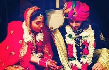 छोटे पर्दे के अकबर यानी रजत टोकस ने अपनी लॉन्ग टाइम गर्लफ्रेंड सृष्टि नैयर के संग 30 जनवरी 2015 को उदयपुर के जनाना महल जो एक शाही पैलेस है उसमें शादी की थी.