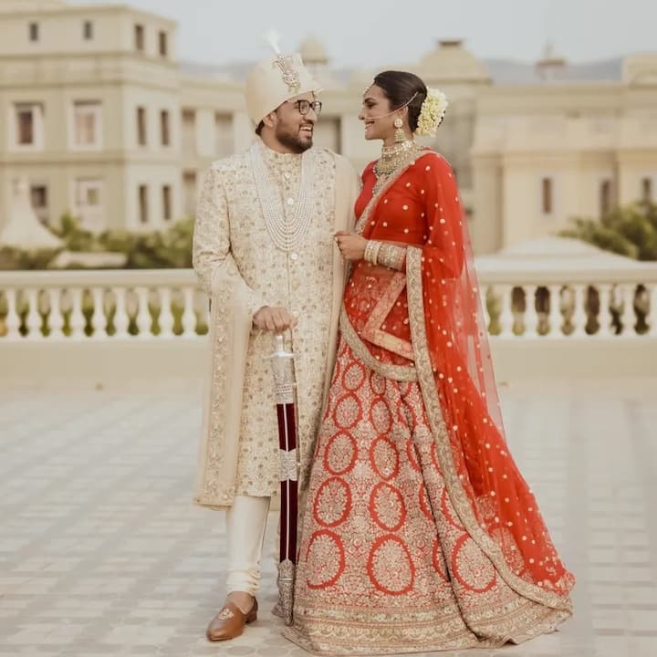 भारत की बैडमिंटन स्टार पीवी सिंधु ने 22 दिसंबर 2024 को उदपुर में वेंकट दत्ता साई के संग शादी की थी.करीबी दोस्तों और परिवार की उपस्थिति में कपल ने उदयपुर के रैफल्स उदयपुर होटल में फेरे लिए थे.