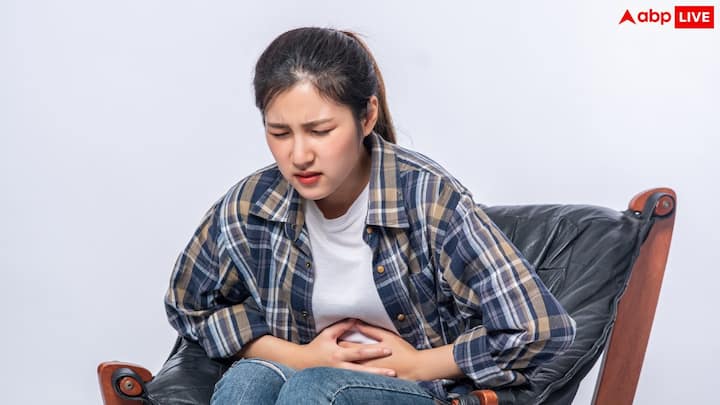 मुंबई के एक यूरिनरोग एक्सपर्ट डॉ. भाविन पटेल ने TOI से बताया कि सर्दी में लोग अनजाने में कम पानी पीते हैं और यही स्थिति किडनी स्टोन की घटनाओं को बढ़ाती है. उन्होंने बताया कि ज्यादा नमक, रेड मीट, प्रोसेस्ड खाना और तली हुई चीजें भी पथरी बनने का खतरा बढ़ाती हैं. जिन लोगों को पहले पथरी रह चुकी है, मोटापा है, डायबिटीज है या यूरिक एसिड बढ़ा रहता है, उनमें सर्दियों में खतरा और बढ़ जाता है.